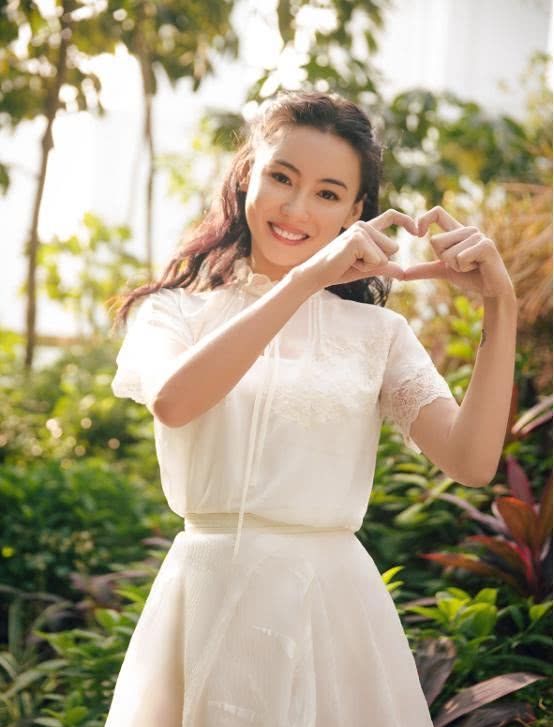 『挑战』张柏芝心里是住着个公主吧,都当妈了仍要挑战少女裙,还挺美