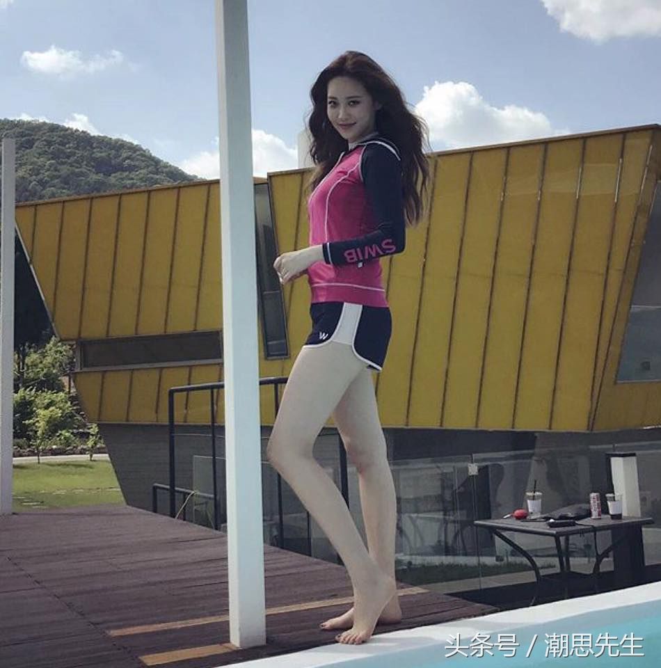 保价5亿的美腿并不是她唯一看点，其实她也有邻家的一面