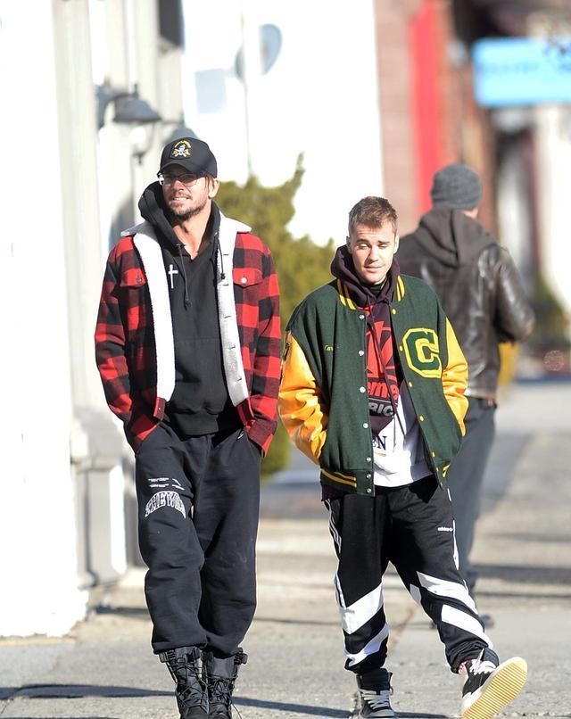 #Justin#Justin Bieber穿绿色棒球夹克惹眼,气质如高中生,青春帅气