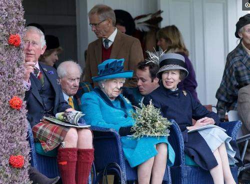 英女王携王室成员亮相高地运动会查尔斯王子一身短裙实力吸睛