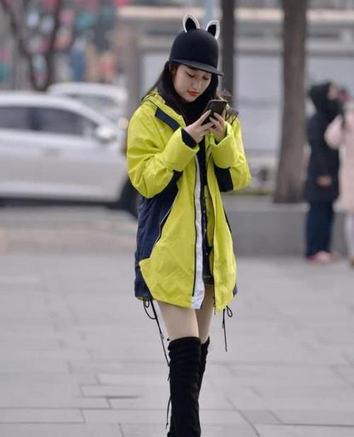 「气质」街拍:明眸善睐的小姐姐,一件白色上衣配蓝色休闲裤,时尚气质范