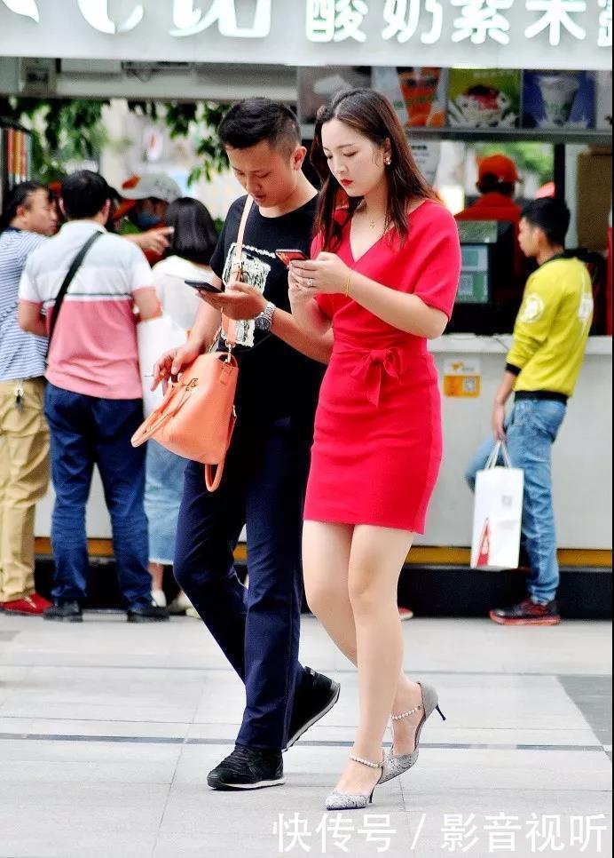 街拍：姿色迷人妩媚漂亮穿红裙的长发翘臀性感美女