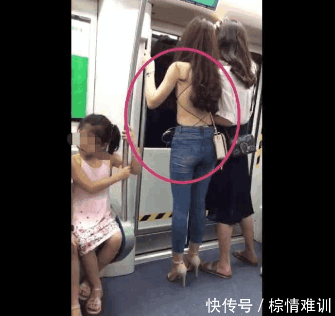 女子大尺度露背装乘地铁惊艳全场 是时代在进步还是风俗在败坏呢