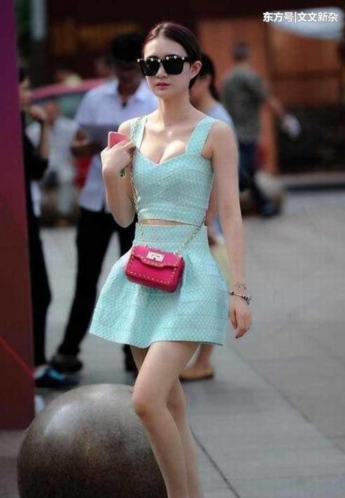 街拍：短裤搭配高跟鞋让人应接不暇，引人注目