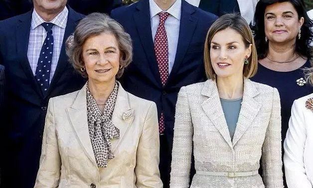 西班牙王后和婆婆和解？全家其乐融融度假，46岁王后比凯特还年轻