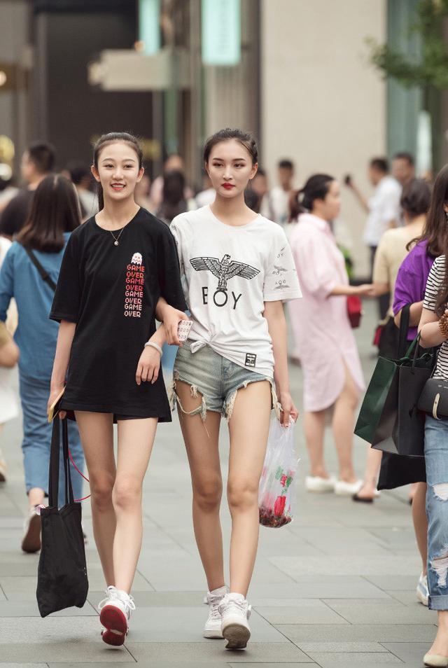 美女街拍：独特娇美非凡气质，让人心动不已！