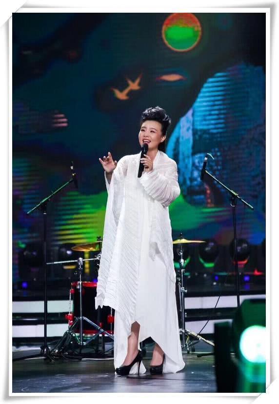 龚琳娜素颜现身，撞脸刘诗诗，网友：这才是42岁最美的样子！