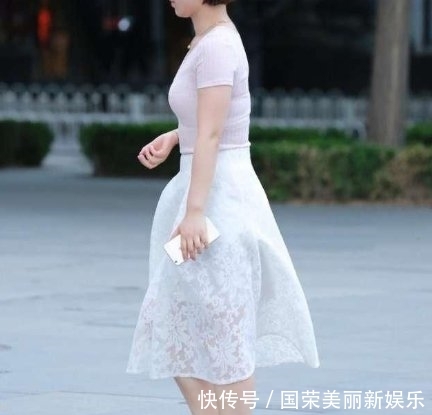  [面料]街拍:微胖小姐姐太敢穿了,这样的身材简直就是上帝的恩赐!