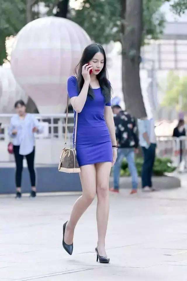 街拍:宝蓝色连衣裙搭配黑色高跟鞋, 色彩绚丽身材高挑
