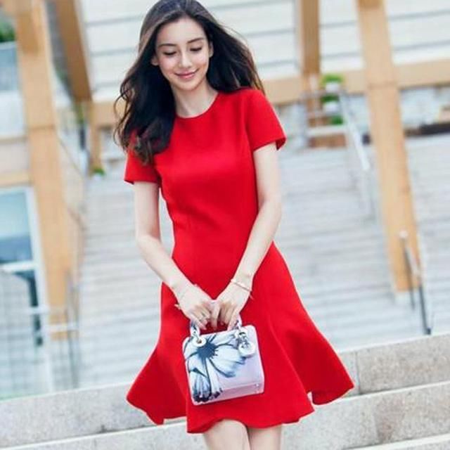 赵丽颖穿白色荷叶边连衣裙，甜美风十足！气场一点不输杨颖