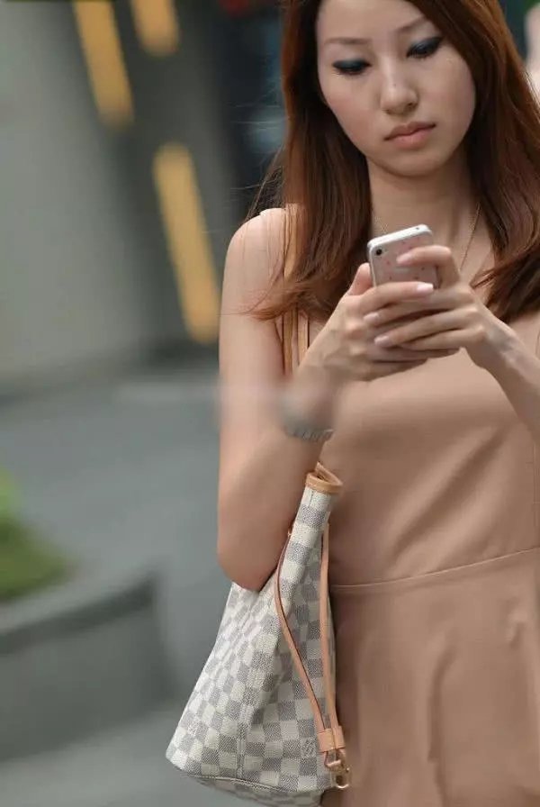 气质小姐姐鱼尾连衣裙气质迷人，尽显大长腿吸睛无数