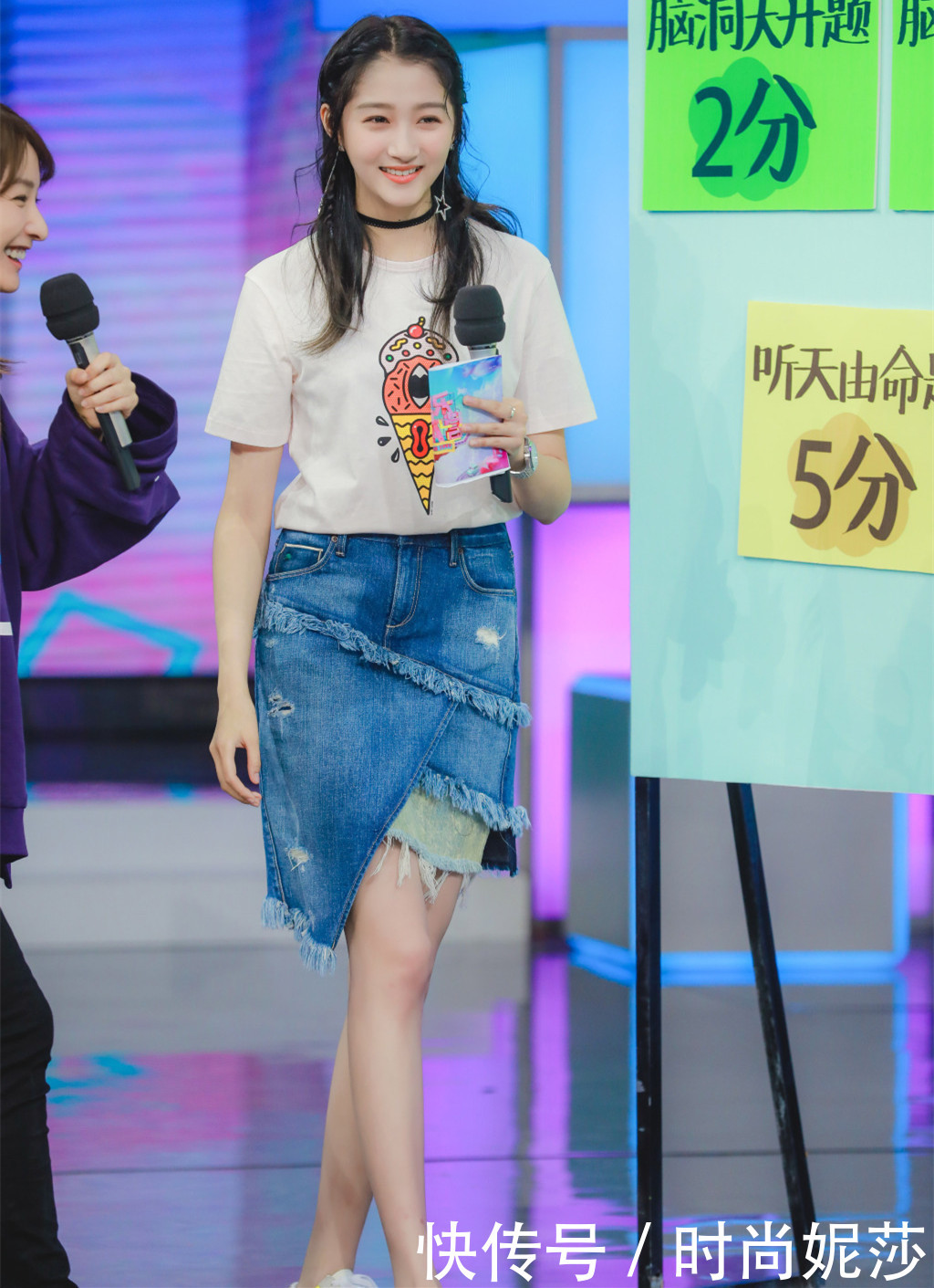 21岁关晓彤穿格子短裙现身,大长腿藏不住,172的身高没白长