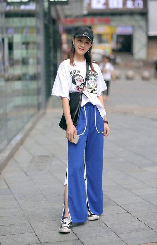 路人街拍，小姐姐身穿深灰色的紧身上衣，优雅又温柔