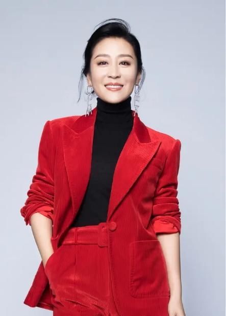 【设计】有一种媚而不妖,叫“苗木基地穿束腰裙”,单露一只肩,现代感满满的