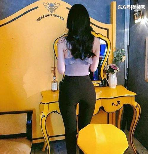 随性甜美的打底裤美女，塑造出成熟的女神风采