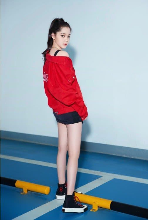 欧阳娜娜终于不再保守了?大方秀出美腿,是“腿精”没错了
