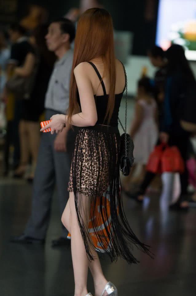 身材高挑性感女郎，豹纹短裙，吊带背心，吸晴无数！