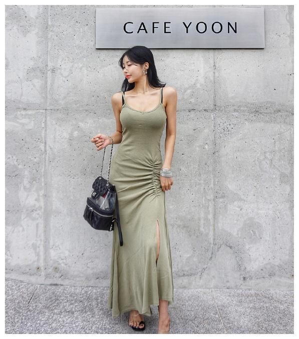 街拍：图1吊带连衣裙，图2抹胸开叉裙，图3气质优雅出众！