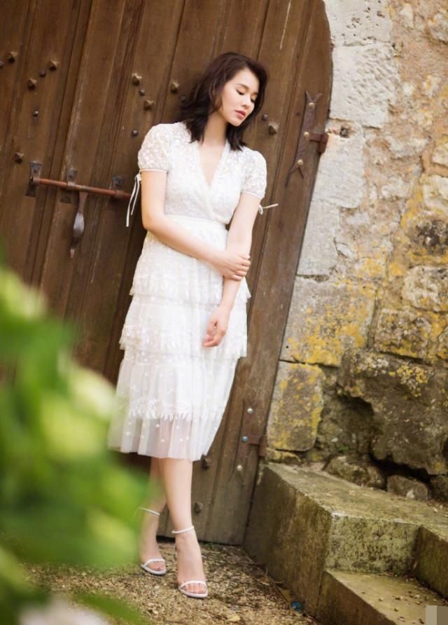 胡杏儿产后发福，穿蕾丝白裙腰部臃肿这么自信，女神就是女神!