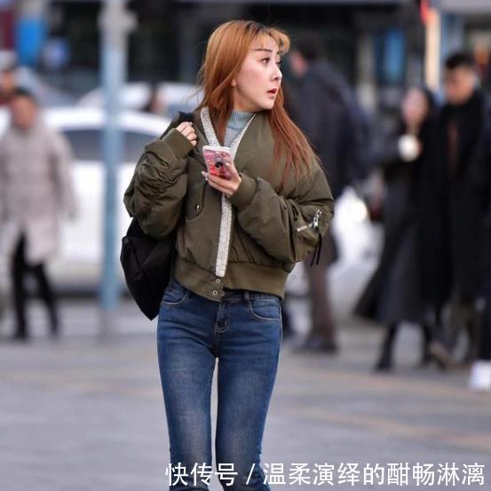 气质@一件白色上衣配黑色短裤，时尚靓丽气质，街拍靓女如云的小姐姐