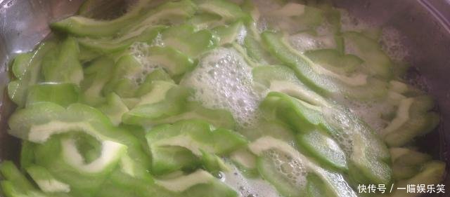  苦瓜的时：炒苦瓜有苦味用“它”浸泡一会，苦瓜清脆又好吃