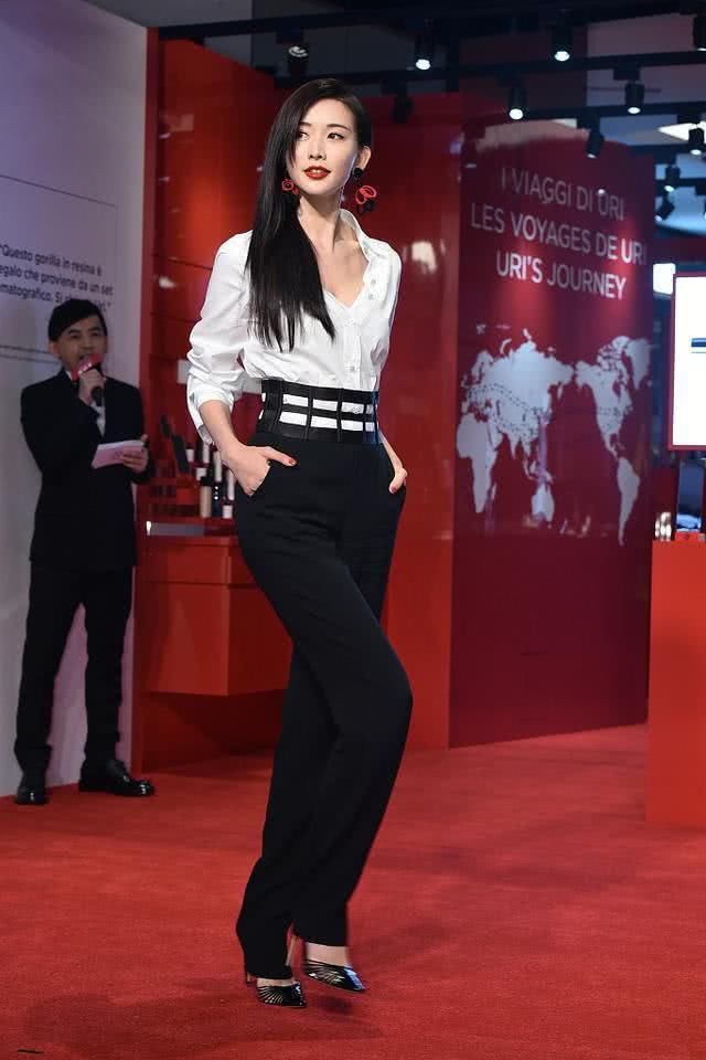 林志玲衬衫少系3个扣子，丰满事业线一露无遗，相当撩人