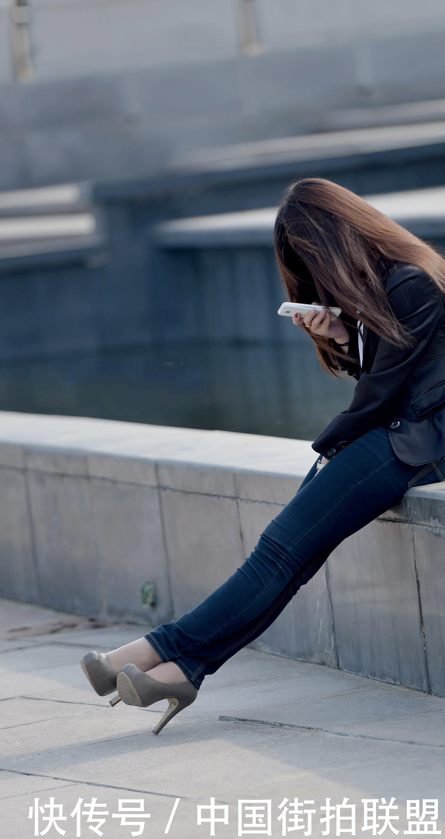 街拍联盟：看时尚美女们如何穿搭，清纯性感一个都不能少