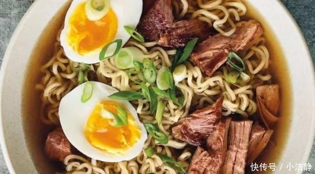  『时先』煮泡面时先放“调料”还是面饼，很多人做错了，难怪油多又难吃！