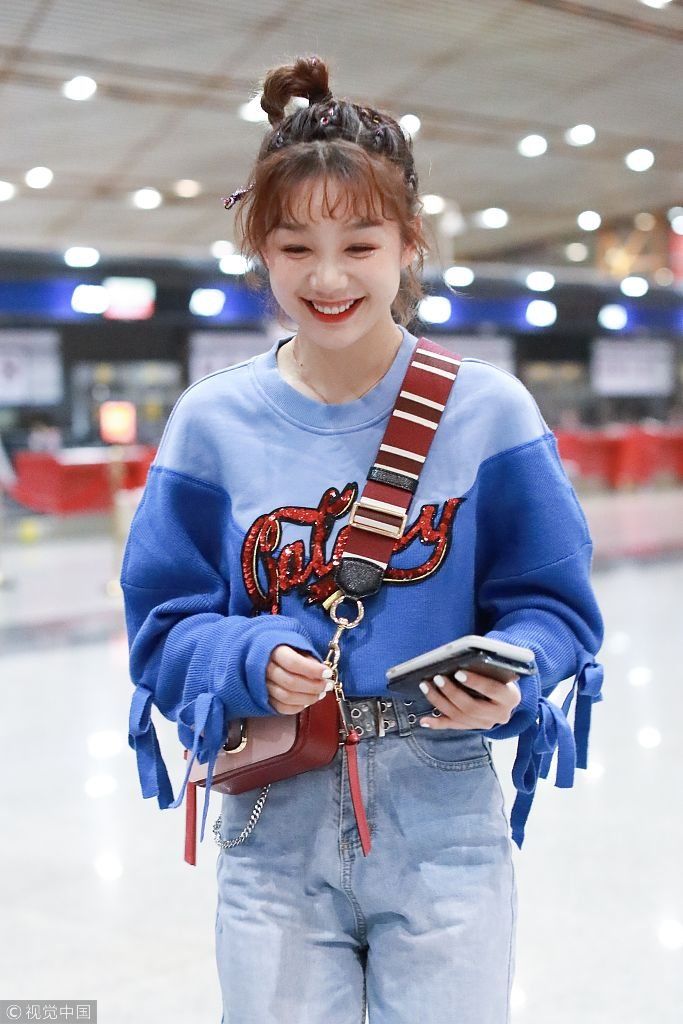火箭少女101成员徐梦洁独自现身机场 扎上翘马尾甜蜜露笑活泼可爱