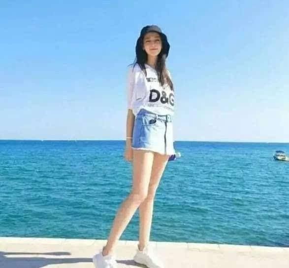 热巴学会游泳晒泳装照，网友：不露腿不露胸，这泳衣穿的好保守！