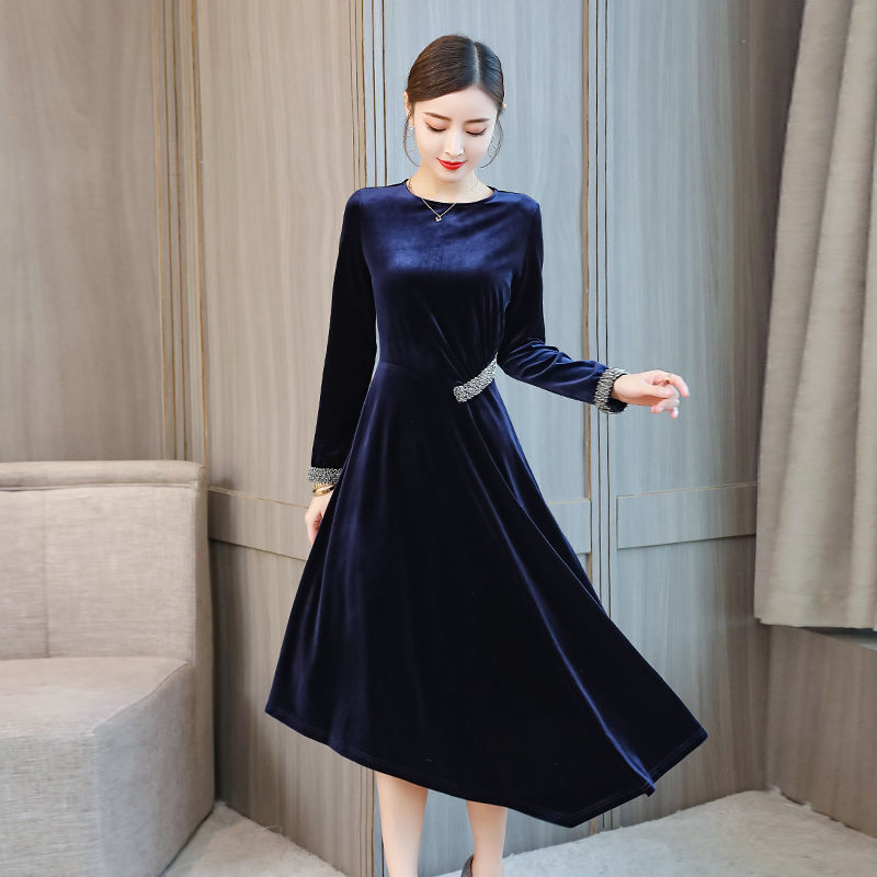 有一种美叫“宝石蓝”秋裙，媲美十件旗袍，虽贵，但美得直入心坎