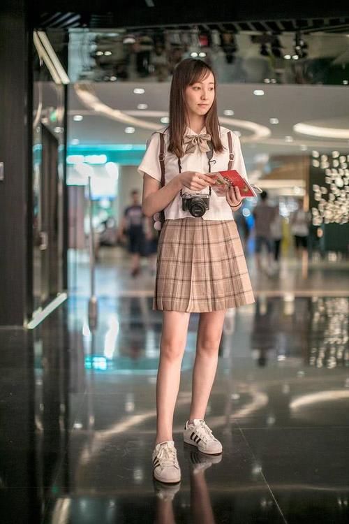  宽松@街拍时尚潮人穿搭，衬衫搭格纹裙减龄又清新，宽松短T舒适且显瘦