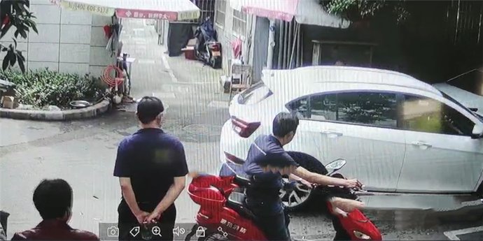 堵住|私家车堵住小区道路好几个小时,挪车电话没人接居民怒扔尿不湿!