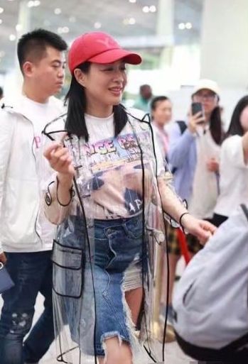 48岁钟丽缇厉害了！一袭抹胸长裙秀傲人事业线，网友：像28岁姐姐