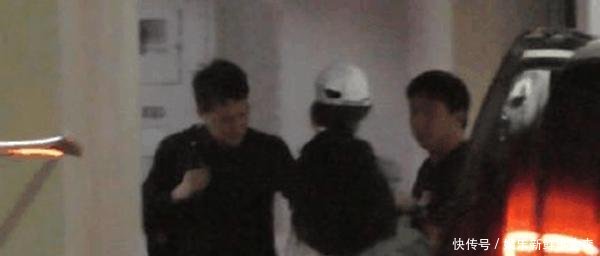 赵丽颖晒劈叉照疑似否认怀孕，卓伟爆料不足3个月，冯绍峰要当爹