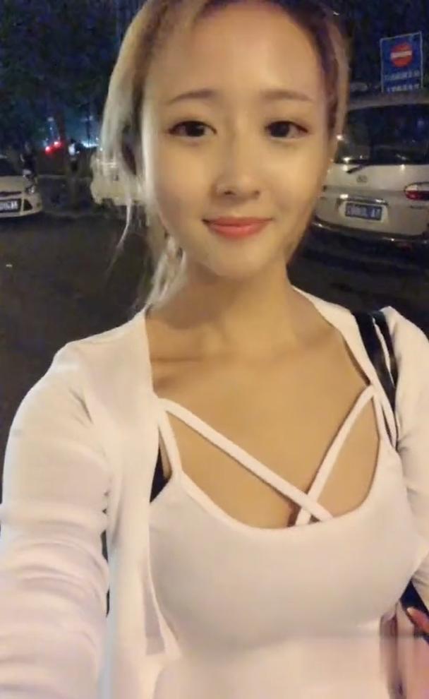 一个青涩的小姐姐也玩小性感，能用可爱来形容她吗？