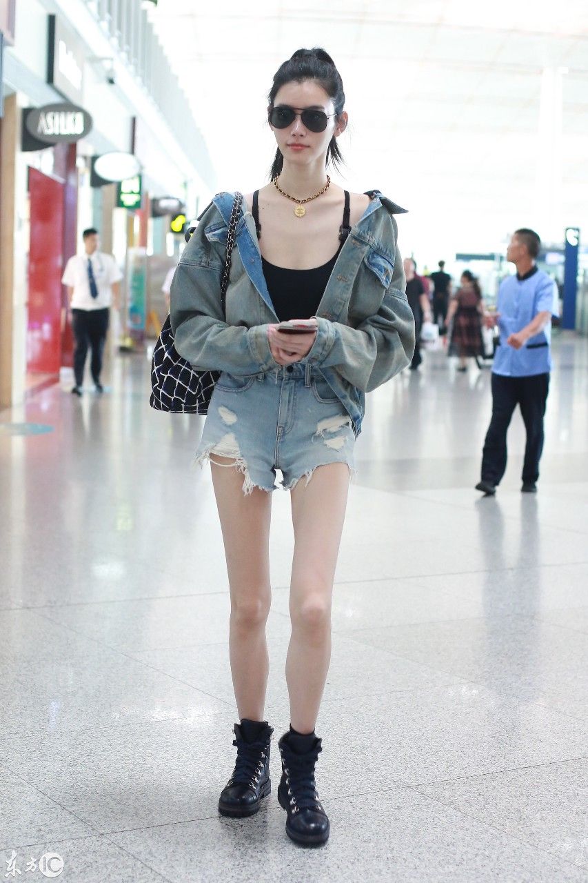 真敢穿!奚梦瑶穿黑色低胸牛仔短衣裤，露事业线，迈性感大长腿