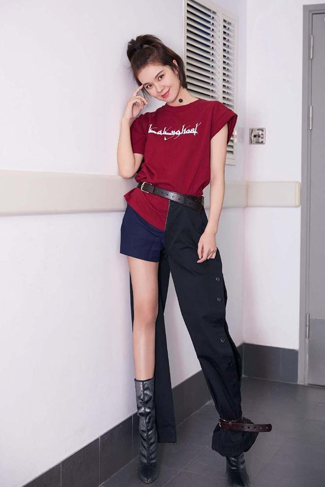 郁可唯抹胸短裙造型惊艳众人，没想到都34岁了，看这腿一点也不像