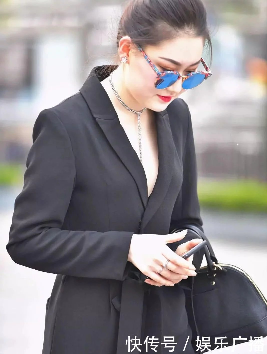 时尚街头姐妹花大秀完美身材，她一个人把镜头全占了