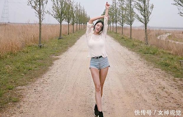 率性自然的牛仔裤美女，塑造紧致的小蛮腰，吸引力十足！