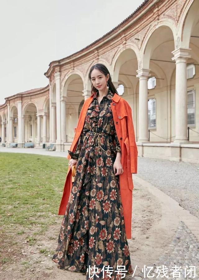  [开满]三月流行“开满花的衣服”，把春意盎然穿身上，与大自然融为一体