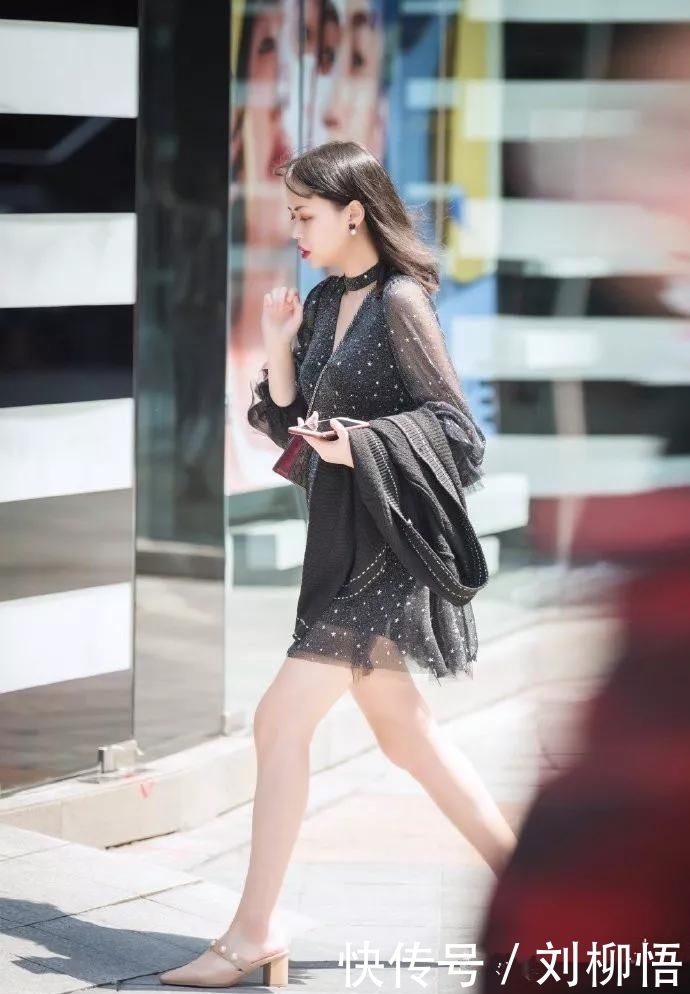  显得|美女把头发盘起，显得人更加精致，十分的迷人