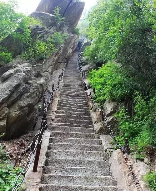 华山陡峭阶梯路VS全球可怕的景点楼梯，你都敢走吗？