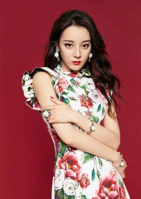 迪丽热巴穿蓝色旗袍