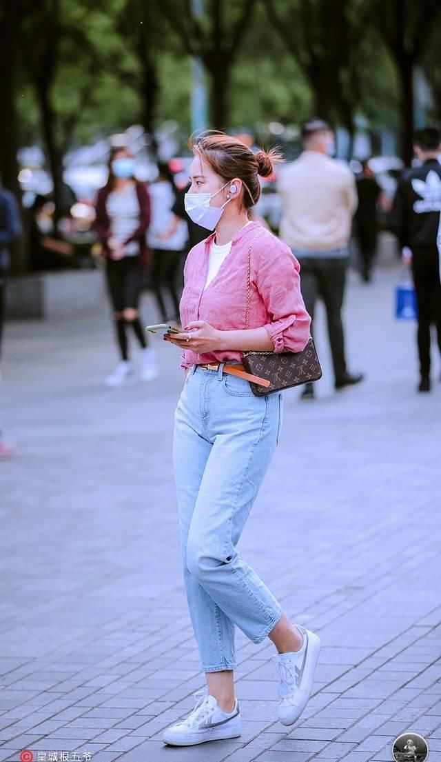 「美女」街拍:注重细节方面的考量,美女们对于单品的选择总是非常的谨慎