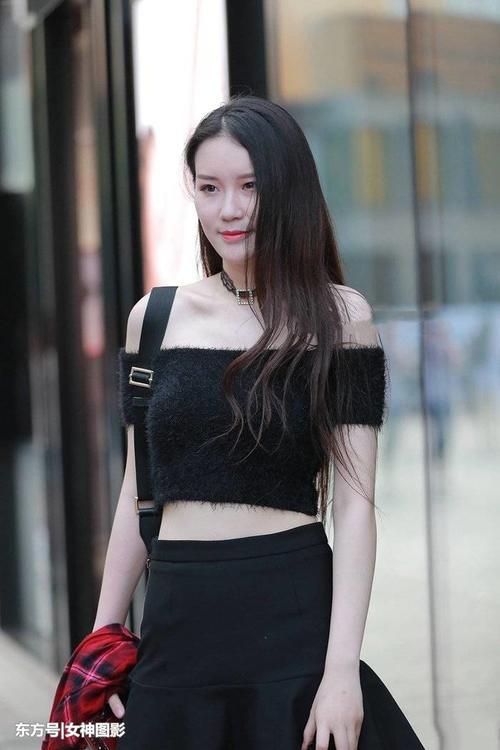 街拍美女：身材苗条的小姐姐，个个女人味十足！