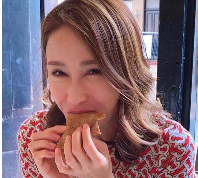 「 样子」终于有了年近半百的样子,48岁黎姿真老了精修技术也消不掉皱纹