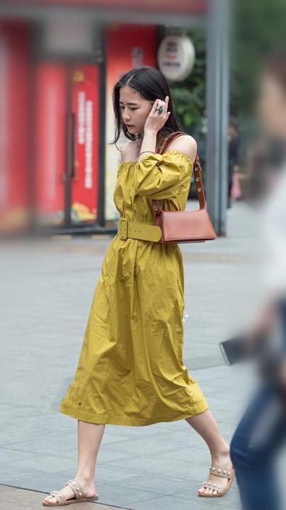 街拍路人，高气质的吊带连衣裙穿搭参考，让你秒变窈窕淑女