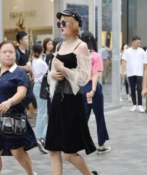  [短袖]街拍：皮肤白皙的小姐姐，一件白色短袖配黑色短裤，时尚女性魅力