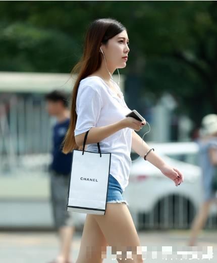 美女■街拍：柔情似水的美女,个个丰姿绰约、美丽动人！